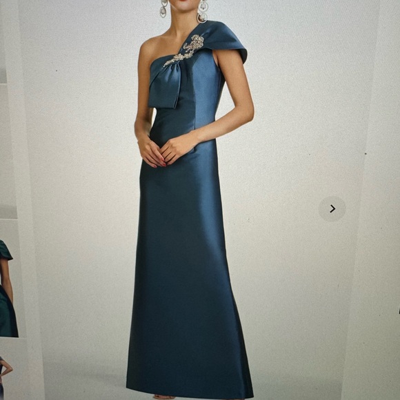 Stunning Mother of the bride or groom gown - Picture 1 of 12